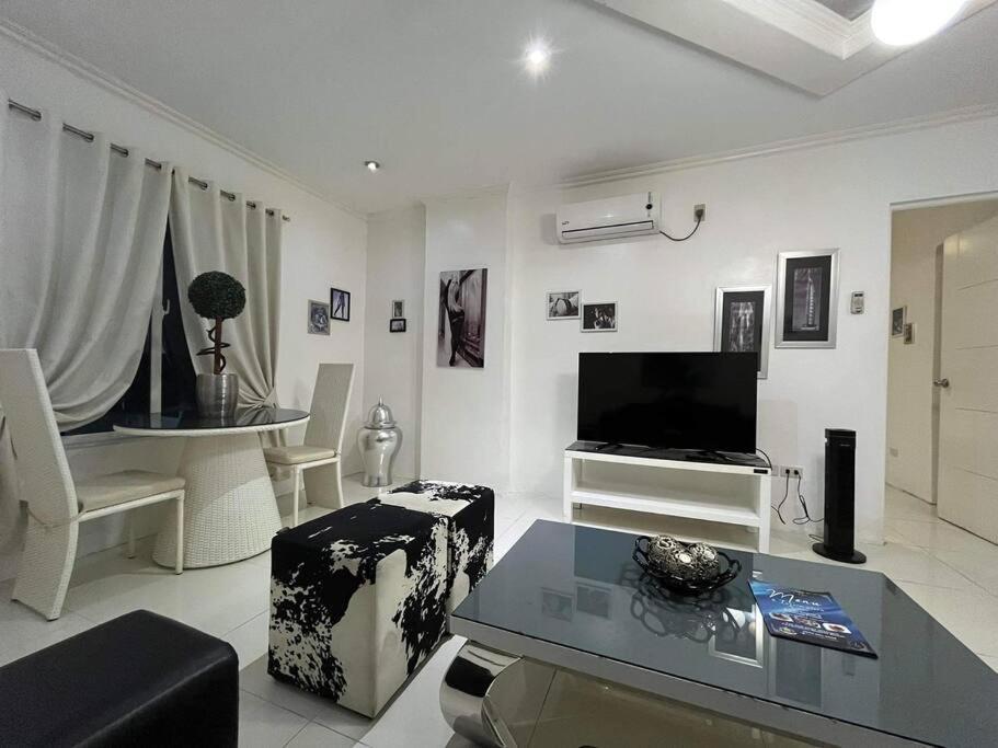 Kandi Big 1 Bedroom King Bed, Free Housekeeping, Wi-Fi 安吉利斯 外观 照片